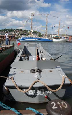 Le LCVP à quai durant l